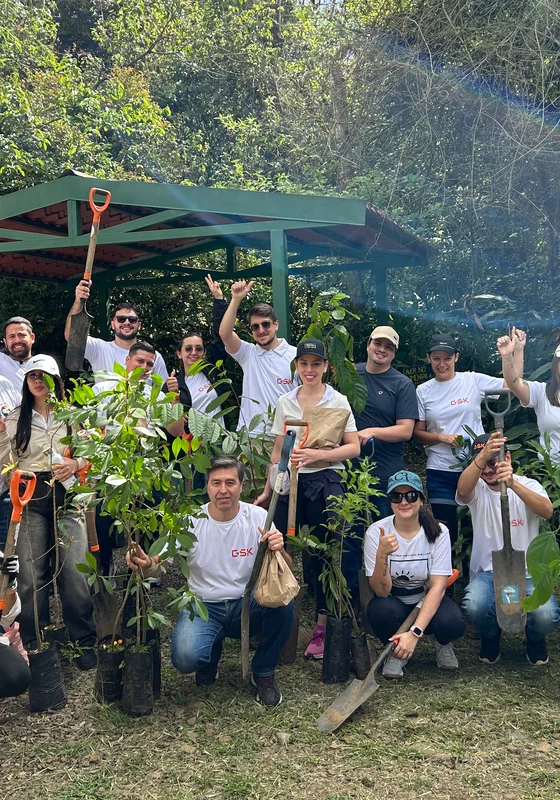 Entrega de árboles y herramientas